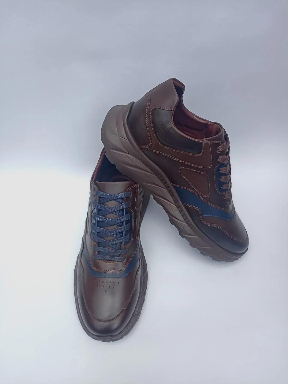 Tenis de cuero Bristol de Santo en café con azul, vista lateral